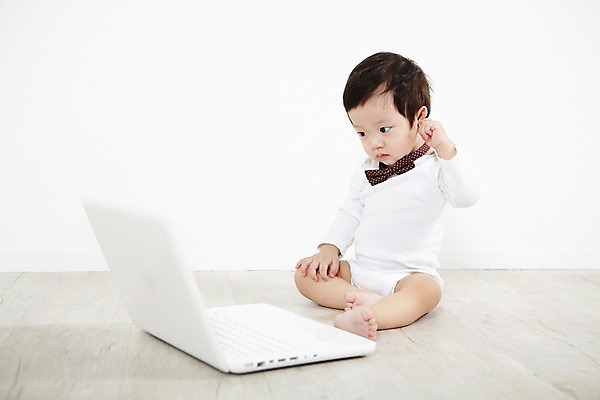 포토 JPG 스튜디오촬영 전신 응시 남자 어린이라이프 장난 놀이 나비넥타이 실내 한명 사람 앉기 동양인 노트북 컴퓨터 귀여움 한국인 아기 즐거움 호기심 남자만 남자한명만 아기만 남자아기만 남자아기한명만 국내포토 1 라이프스타일 시선 감정 어린이 컨셉 모션 넥타이 인종 내부 전자제품 파일형식