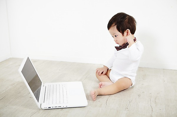 포토 JPG 스튜디오촬영 전신 응시 남자 어린이라이프 장난 놀이 나비넥타이 실내 한명 사람 앉기 동양인 옆모습 노트북 컴퓨터 귀여움 한국인 아기 즐거움 호기심 남자만 남자한명만 아기만 남자아기만 남자아기한명만 국내포토 1 라이프스타일 시선 감정 어린이 뷰포인트 컨셉 모션 넥타이 인종 내부 전자제품 파일형식