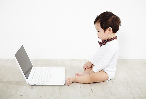 포토 JPG 스튜디오촬영 전신 응시 남자 어린이라이프 장난 놀이 나비넥타이 실내 한명 사람 앉기 동양인 옆모습 노트북 컴퓨터 귀여움 한국인 아기 즐거움 호기심 남자만 남자한명만 아기만 남자아기만 남자아기한명만 국내포토 1 라이프스타일 시선 감정 어린이 뷰포인트 컨셉 모션 넥타이 인종 내부 전자제품 파일형식