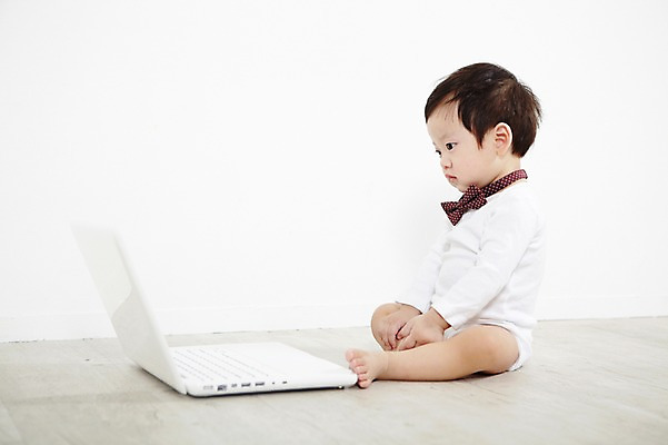 포토 JPG 스튜디오촬영 전신 응시 남자 어린이라이프 장난 놀이 나비넥타이 실내 한명 사람 앉기 동양인 옆모습 노트북 컴퓨터 귀여움 한국인 아기 즐거움 호기심 남자만 남자한명만 아기만 남자아기만 남자아기한명만 국내포토 1 라이프스타일 시선 감정 어린이 뷰포인트 컨셉 모션 넥타이 인종 내부 전자제품 파일형식