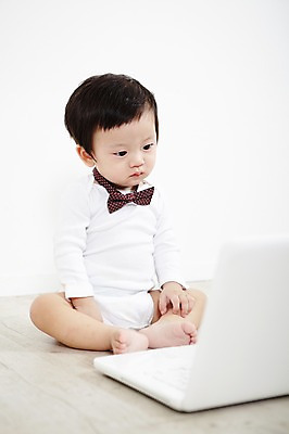 포토 JPG 스튜디오촬영 전신 응시 남자 어린이라이프 장난 놀이 나비넥타이 실내 한명 사람 앉기 동양인 앞모습 노트북 컴퓨터 귀여움 한국인 아기 즐거움 호기심 남자만 남자한명만 아기만 남자아기만 남자아기한명만 국내포토 1 라이프스타일 시선 감정 어린이 뷰포인트 컨셉 모션 넥타이 인종 내부 전자제품 파일형식