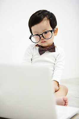 포토 JPG 스튜디오촬영 전신 응시 남자 어린이라이프 안경 장난 놀이 나비넥타이 실내 한명 사람 앉기 동양인 앞모습 노트북 컴퓨터 귀여움 한국인 아기 즐거움 호기심 남자만 남자한명만 아기만 남자아기만 남자아기한명만 안경낌 국내포토 1 라이프스타일 시선 잡화 감정 어린이 뷰포인트 컨셉 모션 넥타이 인종 내부 전자제품 파일형식
