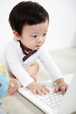 포토 JPG 스튜디오촬영 전신 응시 남자 어린이라이프 장난 놀이 나비넥타이 실내 한명 사람 앉기 동양인 앞모습 노트북 컴퓨터 지구본 귀여움 한국인 아기 키보드 즐거움 호기심 남자만 남자한명만 아기만 남자아기만 남자아기한명만 국내포토 1 라이프스타일 시선 감정 어린이 뷰포인트 컨셉 모션 넥타이 인종 내부 전자제품 파일형식