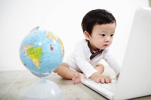 포토 JPG 스튜디오촬영 전신 응시 남자 어린이라이프 장난 놀이 나비넥타이 실내 한명 사람 앉기 동양인 앞모습 노트북 컴퓨터 지구본 귀여움 한국인 아기 키보드 즐거움 호기심 남자만 남자한명만 아기만 남자아기만 남자아기한명만 국내포토 1 라이프스타일 시선 감정 어린이 뷰포인트 컨셉 모션 넥타이 인종 내부 전자제품 파일형식