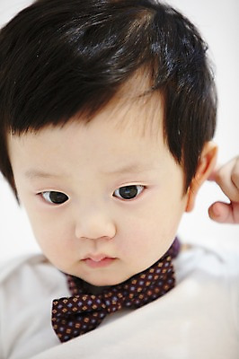 포토 JPG 스튜디오촬영 남자 어린이라이프 얼굴 나비넥타이 실내 한명 사람 동양인 근접촬영 상반신 앞모습 아웃포커스 신체부위 귀여움 한국인 아기 즐거움 남자만 남자한명만 아기만 남자아기만 남자아기한명만 국내포토 1 라이프스타일 감정 어린이 뷰포인트 컨셉 넥타이 촬영기법 인종 내부 파일형식