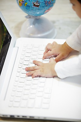 포토 JPG 스튜디오촬영 손 남자 어린이라이프 신체 장난 놀이 실내 한명 사람 근접촬영 아웃포커스 신체부위 노트북 지구본 만지기 아기 키보드 누름 호기심 아기만 국내포토 1 라이프스타일 감정 어린이 뷰포인트 컨셉 모션 촬영기법 내부 전자제품 파일형식