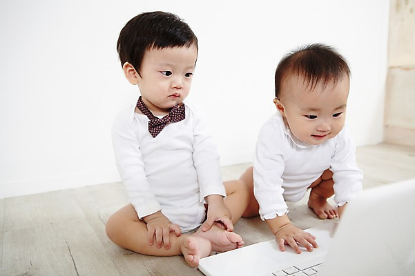 포토 JPG 스튜디오촬영 전신 응시 여자 남자 어린이라이프 엎드리기 장난 놀이 실내 사람 앉기 동양인 두명 앞모습 노트북 컴퓨터 귀여움 한국인 아기 즐거움 호기심 아기만 국내포토 라이프스타일 시선 감정 어린이 뷰포인트 컨셉 모션 인종 내부 전자제품 파일형식