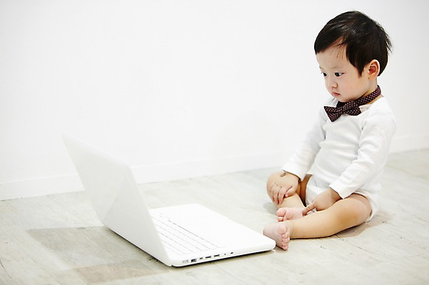 포토 JPG 스튜디오촬영 전신 응시 남자 어린이라이프 장난 놀이 실내 한명 사람 앉기 동양인 옆모습 노트북 컴퓨터 귀여움 한국인 아기 즐거움 호기심 남자만 남자한명만 아기만 남자아기만 남자아기한명만 국내포토 1 라이프스타일 시선 감정 어린이 뷰포인트 컨셉 모션 인종 내부 전자제품 파일형식