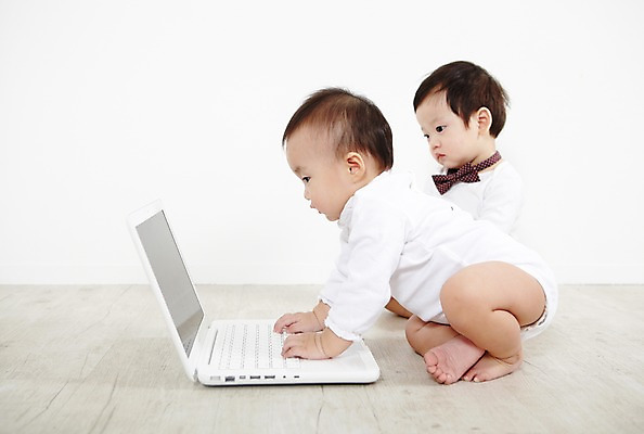 포토 JPG 스튜디오촬영 전신 응시 여자 남자 어린이라이프 엎드리기 장난 놀이 실내 사람 앉기 동양인 두명 옆모습 노트북 컴퓨터 귀여움 한국인 아기 즐거움 호기심 아기만 국내포토 라이프스타일 시선 감정 어린이 뷰포인트 컨셉 모션 인종 내부 전자제품 파일형식