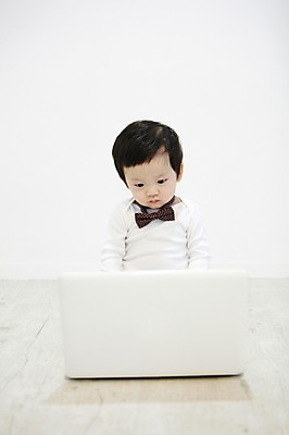 포토 JPG 스튜디오촬영 응시 남자 어린이라이프 장난 놀이 실내 한명 사람 앉기 동양인 상반신 앞모습 노트북 컴퓨터 귀여움 한국인 아기 즐거움 호기심 남자만 남자한명만 아기만 남자아기만 남자아기한명만 국내포토 1 라이프스타일 시선 감정 어린이 뷰포인트 컨셉 모션 인종 내부 전자제품 파일형식
