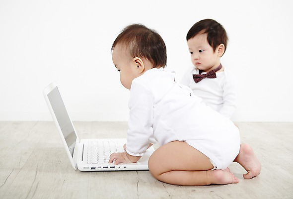 포토 JPG 스튜디오촬영 전신 응시 여자 남자 어린이라이프 엎드리기 장난 놀이 실내 사람 앉기 동양인 두명 옆모습 노트북 컴퓨터 귀여움 한국인 아기 즐거움 호기심 아기만 국내포토 라이프스타일 시선 감정 어린이 뷰포인트 컨셉 모션 인종 내부 전자제품 파일형식