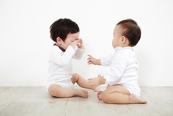 포토 JPG 스튜디오촬영 전신 여자 남자 어린이라이프 장난 놀이 실내 사람 앉기 동양인 두명 옆모습 귀여움 한국인 아기 울음 즐거움 아기만 국내포토 라이프스타일 감정 어린이 뷰포인트 컨셉 모션 표정 인종 내부 파일형식