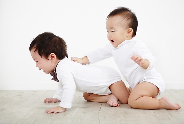 포토 JPG 스튜디오촬영 전신 여자 남자 어린이라이프 엎드리기 장난 놀이 실내 사람 앉기 동양인 두명 옆모습 귀여움 한국인 아기 울음 즐거움 아기만 국내포토 라이프스타일 감정 어린이 뷰포인트 컨셉 모션 표정 인종 내부 파일형식