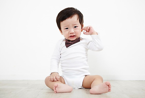 포토 JPG 스튜디오촬영 전신 남자 어린이라이프 실내 한명 사람 앉기 동양인 앞모습 귀여움 스카프 한국인 아기 찡그림 즐거움 손수건 콧물 남자만 남자한명만 아기만 남자아기만 남자아기한명만 국내포토 1 라이프스타일 감정 어린이 뷰포인트 컨셉 모션 표정 인종 내부 목도리 생리현상 파일형식