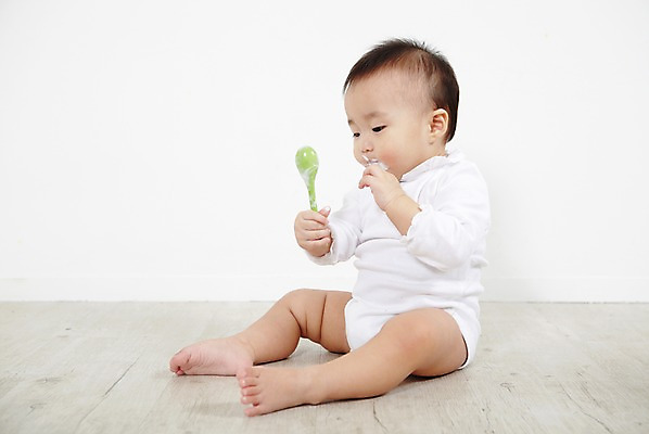 포토 JPG 스튜디오촬영 전신 여자 어린이라이프 음식 실내 한명 들기 사람 앉기 동양인 옆모습 숟가락 한국인 아기 먹기 기저귀 이유식 요거트 여자만 여자한명만 아기만 여자아기만 여자아기한명만 국내포토 1 라이프스타일 어린이 뷰포인트 모션 유제품 수저 인종 내부 아기용품 파일형식