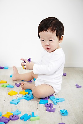 포토 JPG 스튜디오촬영 전신 문자 알파벳 영어 어린이교육 교육 남자 어린이라이프 놀이 실내 영어교육 한명 사람 앉기 동양인 옆모습 장난감 놀이용품 귀여움 한국인 아기 즐거움 글자교육 조기교육 남자만 남자한명만 아기만 남자아기만 남자아기한명만 국내포토 1 라이프스타일 감정 어린이 뷰포인트 컨셉 모션 인종 내부 오브젝트 파일형식