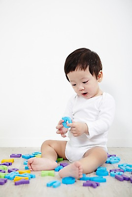 포토 JPG 스튜디오촬영 전신 문자 알파벳 영어 어린이교육 교육 남자 어린이라이프 놀이 실내 영어교육 한명 사람 앉기 동양인 앞모습 장난감 놀이용품 귀여움 한국인 아기 즐거움 글자교육 조기교육 남자만 남자한명만 아기만 남자아기만 남자아기한명만 국내포토 1 라이프스타일 감정 어린이 뷰포인트 컨셉 모션 인종 내부 오브젝트 파일형식