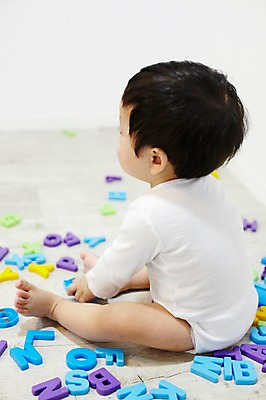 포토 JPG 스튜디오촬영 전신 문자 알파벳 영어 어린이교육 교육 남자 어린이라이프 놀이 실내 영어교육 한명 사람 앉기 동양인 옆모습 장난감 놀이용품 귀여움 한국인 아기 즐거움 글자교육 조기교육 남자만 남자한명만 아기만 남자아기만 남자아기한명만 국내포토 1 라이프스타일 감정 어린이 뷰포인트 컨셉 모션 인종 내부 오브젝트 파일형식