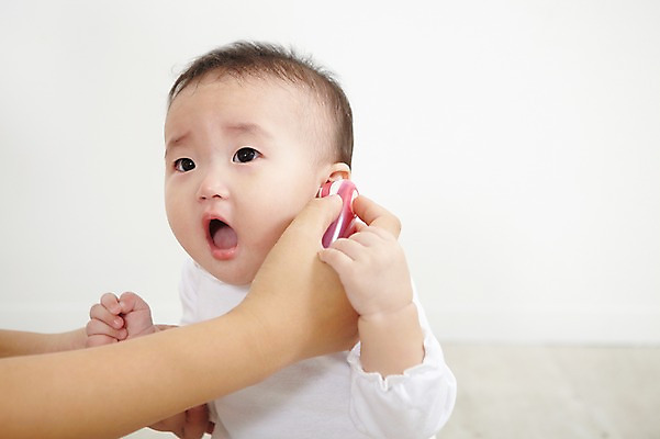 포토 JPG 스튜디오촬영 손 여자 어린이라이프 신체 실내 사람 동양인 상반신 두명 앞모습 신체부위 건강관리 한국인 아기 질병 온도계 체온계 체온 건강검진 아기만 국내포토 라이프스타일 어린이 뷰포인트 의학 건강 관리 인종 내부 검사_조사 파일형식