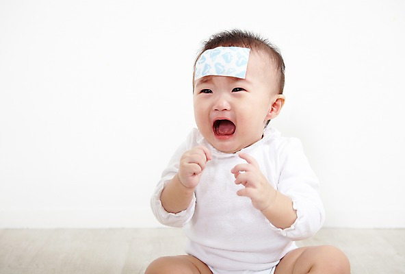 포토 JPG 스튜디오촬영 여자 어린이라이프 실내 한명 사람 앉기 동양인 앞모습 고통 한국인 아기 찡그림 질병 울음 파스 해열 해열제 여자만 여자한명만 아기만 여자아기만 여자아기한명만 국내포토 1 라이프스타일 감정 어린이 뷰포인트 의학 모션 표정 인종 내부 치료 약 의료용품 파일형식