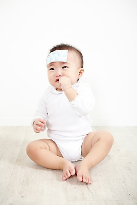 포토 JPG 스튜디오촬영 전신 여자 어린이라이프 실내 한명 사람 앉기 동양인 앞모습 고통 한국인 아기 찡그림 질병 파스 해열 해열제 여자만 여자한명만 아기만 여자아기만 여자아기한명만 국내포토 1 라이프스타일 감정 어린이 뷰포인트 의학 모션 표정 인종 내부 치료 약 의료용품 파일형식