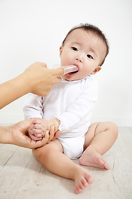 포토 JPG 스튜디오촬영 전신 손 여자 어린이라이프 신체 손가락 실내 사람 앉기 동양인 두명 신체부위 한국인 육아 양치 아기 양치도구 아기만 국내포토 라이프스타일 어린이 모션 인종 내부 위생용품 청결 파일형식