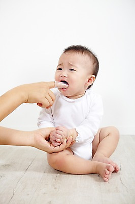 포토 JPG 스튜디오촬영 전신 손 여자 어린이라이프 신체 손가락 실내 사람 앉기 동양인 두명 신체부위 한국인 육아 양치 아기 찡그림 양치도구 아기만 국내포토 라이프스타일 어린이 모션 표정 인종 내부 위생용품 청결 파일형식