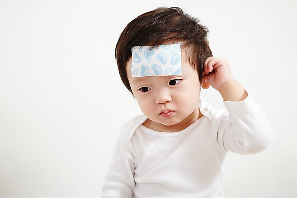 포토 JPG 스튜디오촬영 남자 어린이라이프 실내 한명 사람 동양인 상반신 앞모습 고통 한국인 아기 질병 파스 해열 해열제 남자만 남자한명만 아기만 남자아기만 남자아기한명만 국내포토 1 라이프스타일 감정 어린이 뷰포인트 의학 인종 내부 치료 약 의료용품 파일형식