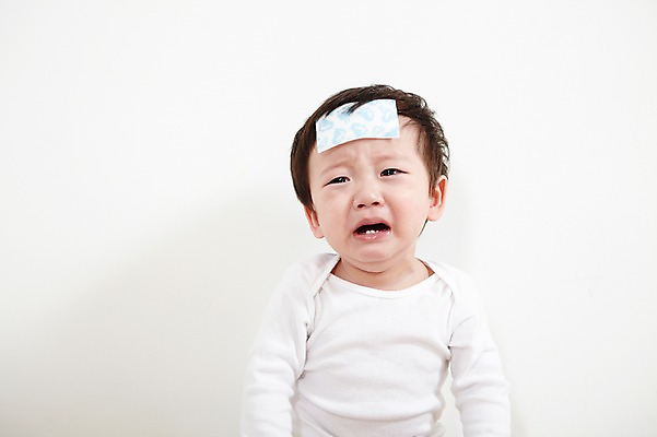 포토 JPG 스튜디오촬영 남자 어린이라이프 실내 한명 사람 동양인 상반신 앞모습 고통 한국인 아기 찡그림 질병 울음 파스 해열 해열제 남자만 남자한명만 아기만 남자아기만 남자아기한명만 국내포토 1 라이프스타일 감정 어린이 뷰포인트 의학 표정 인종 내부 치료 약 의료용품 파일형식