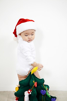 포토 JPG 스튜디오촬영 모자 잡화 여자 기념일 어린이라이프 크리스마스장식 크리스마스 산타모자 실내 한명 서기 사람 동양인 이벤트 뒷모습 장식 장난감 크리스마스트리 놀이용품 귀여움 한국인 아기 뒤돌아보기 즐거움 여자만 여자한명만 아기만 여자아기만 여자아기한명만 국내포토 모자_잡화 1 라이프스타일 감정 어린이 뷰포인트 컨셉 모션 인종 내부 오브젝트 파일형식