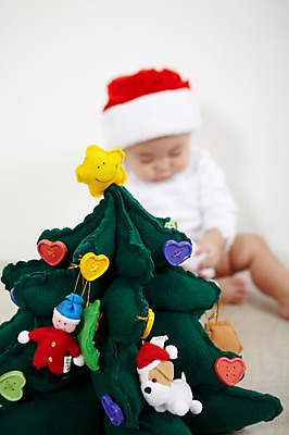 포토 JPG 스튜디오촬영 전신 모자 잡화 여자 기념일 어린이라이프 인형 크리스마스장식 크리스마스 산타모자 실내 한명 사람 앉기 동양인 이벤트 앞모습 아웃포커스 장식 장난감 크리스마스트리 놀이용품 귀여움 한국인 아기 즐거움 여자만 여자한명만 아기만 여자아기만 여자아기한명만 국내포토 모자_잡화 1 라이프스타일 감정 어린이 뷰포인트 컨셉 모션 촬영기법 인종 내부 오브젝트 파일형식