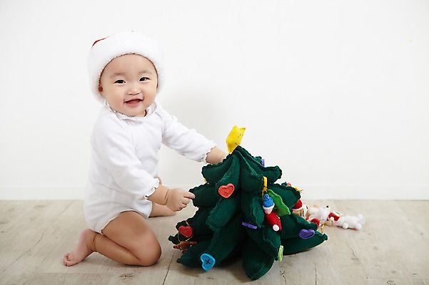 포토 JPG 스튜디오촬영 전신 모자 잡화 여자 기념일 어린이라이프 크리스마스장식 크리스마스 산타모자 실내 한명 미소 웃음 사람 앉기 동양인 이벤트 앞모습 장식 장난감 크리스마스트리 놀이용품 귀여움 한국인 아기 즐거움 여자만 여자한명만 아기만 여자아기만 여자아기한명만 국내포토 모자_잡화 1 라이프스타일 감정 어린이 뷰포인트 컨셉 모션 표정 인종 내부 오브젝트 파일형식