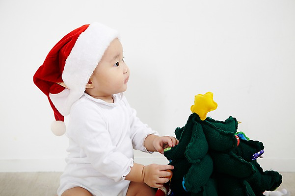 포토 JPG 스튜디오촬영 모자 응시 잡화 여자 기념일 어린이라이프 크리스마스장식 크리스마스 산타모자 실내 한명 사람 앉기 동양인 이벤트 옆모습 장식 장난감 크리스마스트리 놀이용품 귀여움 한국인 아기 즐거움 여자만 여자한명만 아기만 여자아기만 여자아기한명만 국내포토 모자_잡화 1 라이프스타일 시선 감정 어린이 뷰포인트 컨셉 모션 인종 내부 오브젝트 파일형식