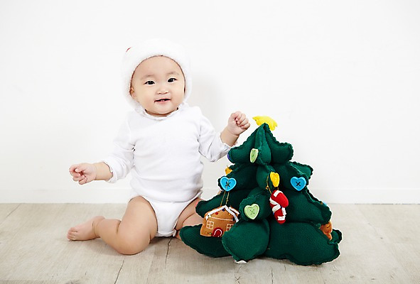 포토 JPG 스튜디오촬영 전신 모자 잡화 여자 기념일 어린이라이프 크리스마스장식 크리스마스 산타모자 실내 한명 미소 웃음 사람 앉기 동양인 이벤트 앞모습 장식 장난감 크리스마스트리 놀이용품 귀여움 한국인 아기 즐거움 여자만 여자한명만 아기만 여자아기만 여자아기한명만 국내포토 모자_잡화 1 라이프스타일 감정 어린이 뷰포인트 컨셉 모션 표정 인종 내부 오브젝트 파일형식