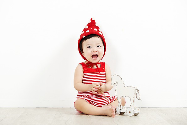 포토 JPG 스튜디오촬영 전신 모자 잡화 남자 어린이라이프 실내 한명 미소 웃음 사람 앉기 동양인 앞모습 빨간색 장난감 놀이용품 귀여움 한국인 아기 즐거움 남자만 남자한명만 아기만 남자아기만 남자아기한명만 국내포토 1 라이프스타일 감정 어린이 뷰포인트 컬러 컨셉 모션 표정 인종 내부 오브젝트 파일형식