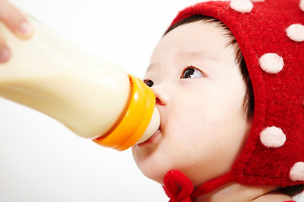 포토 JPG 스튜디오촬영 모자 잡화 남자 어린이라이프 얼굴 실내 한명 들기 사람 동양인 옆모습 신체부위 빨간색 한국인 육아 우유 아기 젖병 먹기 남자만 남자한명만 아기만 남자아기만 남자아기한명만 국내포토 1 라이프스타일 어린이 뷰포인트 컬러 모션 유제품 인종 내부 아기용품 파일형식