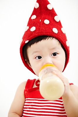 포토 JPG 스튜디오촬영 모자 잡화 남자 어린이라이프 실내 한명 들기 사람 동양인 상반신 앞모습 빨간색 한국인 육아 우유 아기 젖병 먹기 남자만 남자한명만 아기만 남자아기만 남자아기한명만 국내포토 1 라이프스타일 어린이 뷰포인트 컬러 모션 유제품 인종 내부 아기용품 파일형식