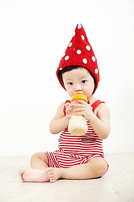 포토 JPG 스튜디오촬영 전신 모자 잡화 남자 어린이라이프 실내 한명 들기 사람 앉기 동양인 앞모습 빨간색 한국인 육아 우유 아기 젖병 먹기 남자만 남자한명만 아기만 남자아기만 남자아기한명만 국내포토 1 라이프스타일 어린이 뷰포인트 컬러 모션 유제품 인종 내부 아기용품 파일형식