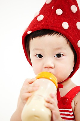 포토 JPG 스튜디오촬영 모자 잡화 남자 어린이라이프 실내 한명 들기 사람 동양인 상반신 앞모습 빨간색 한국인 육아 우유 아기 젖병 먹기 남자만 남자한명만 아기만 남자아기만 남자아기한명만 국내포토 1 라이프스타일 어린이 뷰포인트 컬러 모션 유제품 인종 내부 아기용품 파일형식