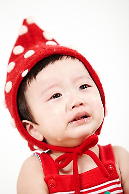 포토 JPG 스튜디오촬영 모자 잡화 남자 어린이라이프 실내 한명 사람 동양인 상반신 앞모습 빨간색 귀여움 한국인 슬픔 아기 울음 눈물 즐거움 남자만 남자한명만 아기만 남자아기만 남자아기한명만 국내포토 1 라이프스타일 감정 어린이 뷰포인트 컬러 컨셉 표정 인종 내부 파일형식