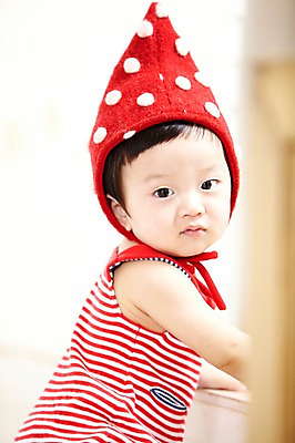 포토 JPG 스튜디오촬영 모자 잡화 남자 어린이라이프 실내 한명 서기 사람 동양인 상반신 옆모습 아웃포커스 빨간색 귀여움 한국인 아기 즐거움 남자만 남자한명만 아기만 남자아기만 남자아기한명만 국내포토 1 라이프스타일 감정 어린이 뷰포인트 컬러 컨셉 모션 촬영기법 인종 내부 파일형식