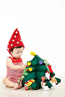 포토 JPG 스튜디오촬영 전신 모자 잡화 기념일 남자 어린이라이프 크리스마스장식 크리스마스 실내 한명 사람 앉기 동양인 이벤트 앞모습 장식 빨간색 장난감 크리스마스트리 놀이용품 귀여움 한국인 아기 즐거움 남자만 남자한명만 아기만 남자아기만 남자아기한명만 국내포토 1 라이프스타일 감정 어린이 뷰포인트 컬러 컨셉 모션 인종 내부 오브젝트 파일형식