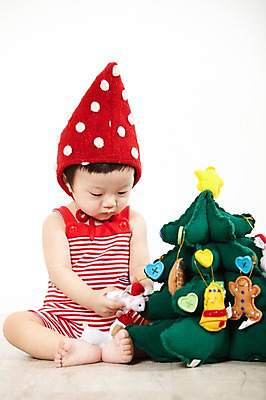 포토 JPG 스튜디오촬영 전신 모자 잡화 기념일 남자 어린이라이프 크리스마스장식 크리스마스 실내 한명 사람 앉기 동양인 이벤트 앞모습 장식 빨간색 장난감 크리스마스트리 놀이용품 귀여움 한국인 아기 즐거움 남자만 남자한명만 아기만 남자아기만 남자아기한명만 국내포토 1 라이프스타일 감정 어린이 뷰포인트 컬러 컨셉 모션 인종 내부 오브젝트 파일형식