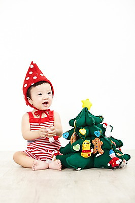 포토 JPG 스튜디오촬영 전신 모자 잡화 기념일 남자 어린이라이프 크리스마스장식 크리스마스 실내 한명 사람 앉기 동양인 이벤트 앞모습 장식 빨간색 장난감 크리스마스트리 놀이용품 귀여움 한국인 아기 즐거움 남자만 남자한명만 아기만 남자아기만 남자아기한명만 국내포토 1 라이프스타일 감정 어린이 뷰포인트 컬러 컨셉 모션 인종 내부 오브젝트 파일형식