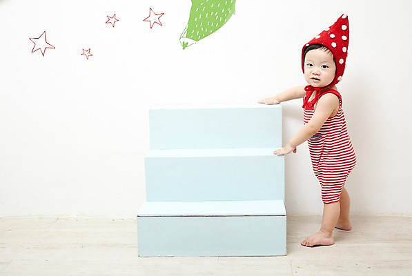 포토 JPG 스튜디오촬영 전신 모자 잡화 남자 어린이라이프 별 벽지 실내 한명 서기 사람 동양인 옆모습 빨간색 귀여움 계단 한국인 아기 즐거움 걸음마 남자만 남자한명만 아기만 남자아기만 남자아기한명만 국내포토 자연요소 1 라이프스타일 감정 어린이 뷰포인트 컬러 컨셉 모션 인종 내부 파일형식