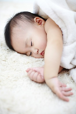 포토 JPG 스튜디오촬영 여자 어린이라이프 얼굴 엎드리기 실내 한명 사람 동양인 근접촬영 상반신 아웃포커스 신체부위 눕기 눈감음 이불 한국인 아기 잠 수면 담요 낮잠 여자만 여자한명만 아기만 여자아기만 여자아기한명만 국내포토 1 라이프스타일 어린이 뷰포인트 침구 모션 촬영기법 인종 내부 물 파일형식