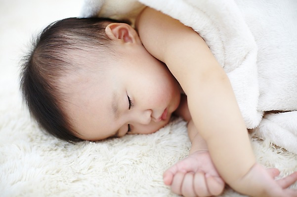 포토 JPG 스튜디오촬영 여자 어린이라이프 얼굴 엎드리기 실내 한명 사람 동양인 근접촬영 상반신 신체부위 눕기 눈감음 이불 한국인 아기 잠 수면 담요 낮잠 여자만 여자한명만 아기만 여자아기만 여자아기한명만 국내포토 1 라이프스타일 어린이 뷰포인트 침구 모션 인종 내부 물 파일형식