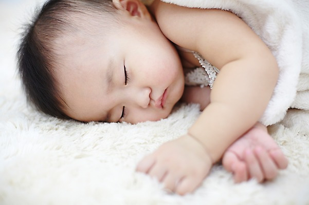 포토 JPG 스튜디오촬영 여자 어린이라이프 얼굴 엎드리기 실내 한명 사람 동양인 근접촬영 상반신 아웃포커스 신체부위 눕기 눈감음 이불 한국인 아기 잠 수면 담요 낮잠 여자만 여자한명만 아기만 여자아기만 여자아기한명만 국내포토 1 라이프스타일 어린이 뷰포인트 침구 모션 촬영기법 인종 내부 물 파일형식