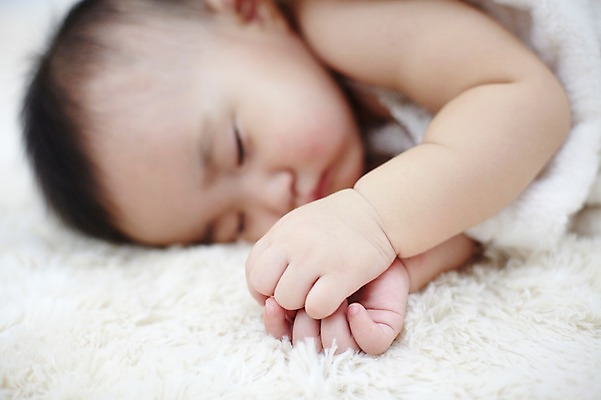 포토 JPG 스튜디오촬영 여자 어린이라이프 얼굴 엎드리기 실내 한명 사람 동양인 근접촬영 상반신 아웃포커스 신체부위 눕기 눈감음 이불 한국인 아기 잠 수면 담요 낮잠 여자만 여자한명만 아기만 여자아기만 여자아기한명만 국내포토 1 라이프스타일 어린이 뷰포인트 침구 모션 촬영기법 인종 내부 물 파일형식