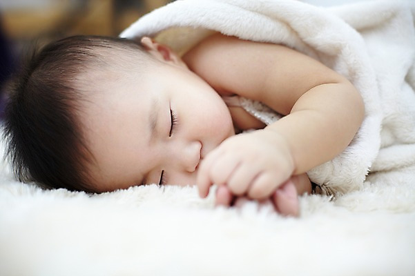 포토 JPG 스튜디오촬영 여자 어린이라이프 얼굴 엎드리기 실내 한명 사람 동양인 근접촬영 상반신 아웃포커스 신체부위 눕기 눈감음 이불 한국인 아기 잠 수면 담요 낮잠 여자만 여자한명만 아기만 여자아기만 여자아기한명만 국내포토 1 라이프스타일 어린이 뷰포인트 침구 모션 촬영기법 인종 내부 물 파일형식